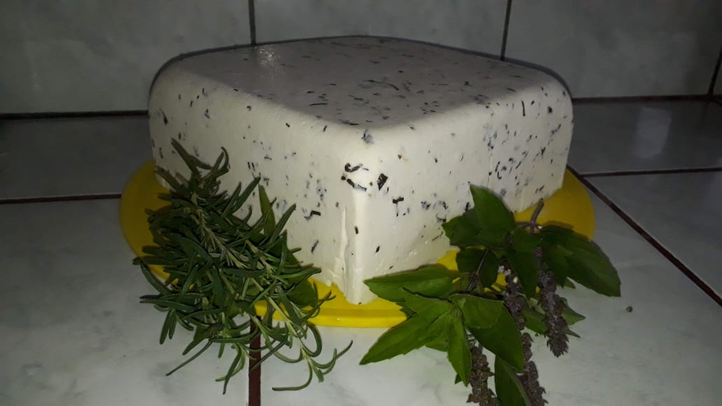 Queso con Albahaca. ( Cheese with Basil)